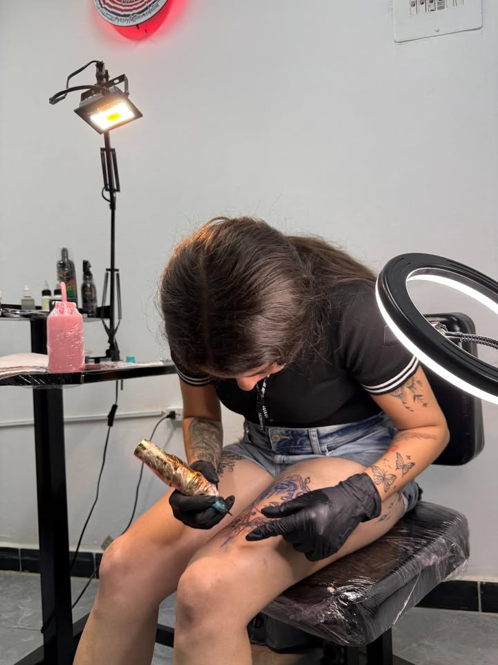 Auto-tatuaje · muslo