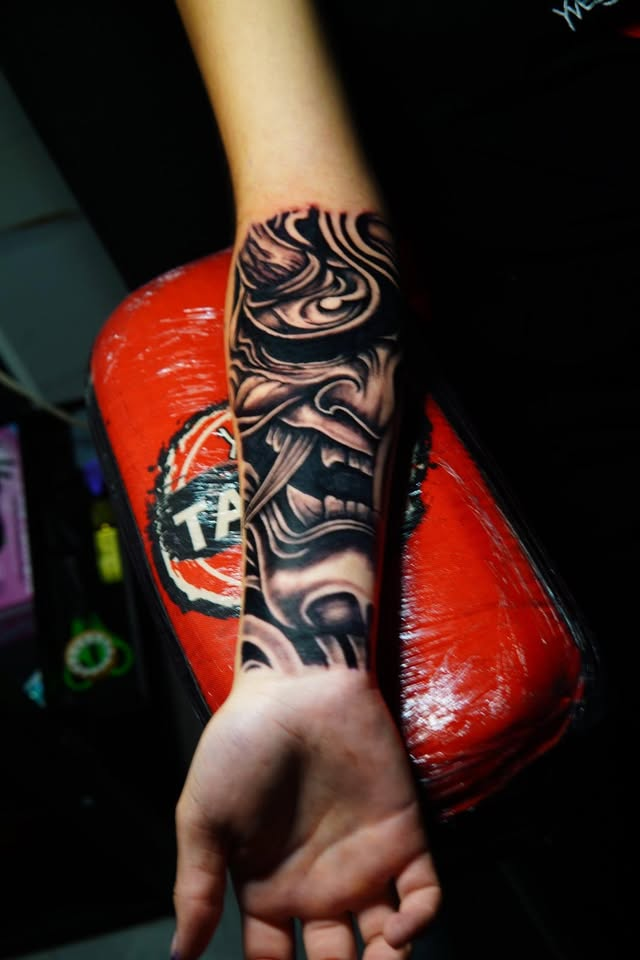 Máscara hannya · antebrazo