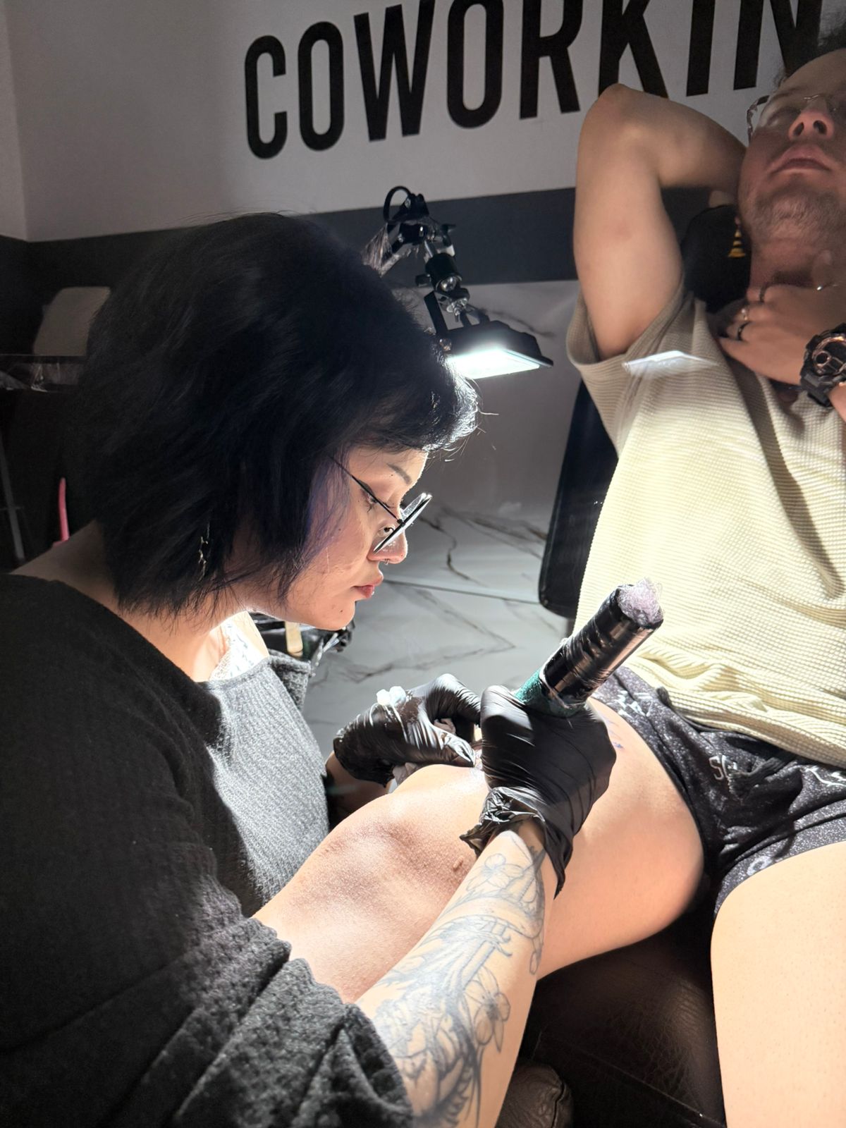 Sesión de tatuaje en el estudio YS Tattoo Academy