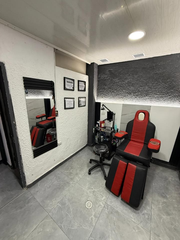 Ambiente del estudio Yo Soy Tattoo Medellín, donde realizamos las perforaciones