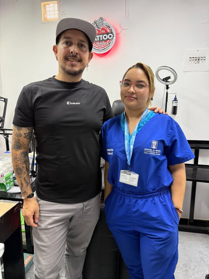 Jornada de prevención y promoción de la salud en Yo Soy Tattoo Medellín con participación de personal autorizado de la Secretaría de Salud