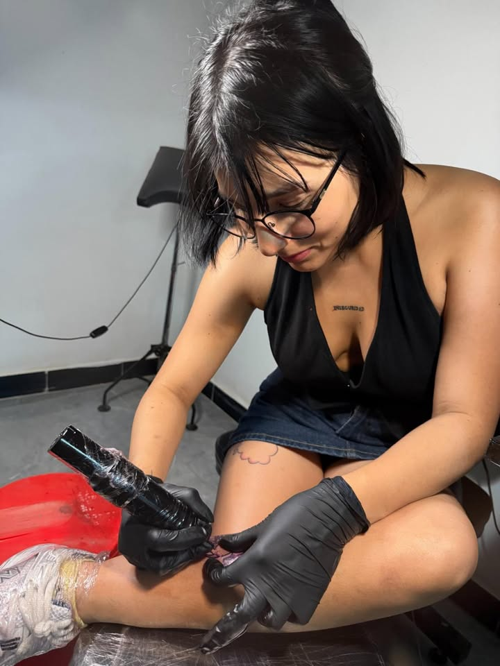 Auto-tatuaje · muslo