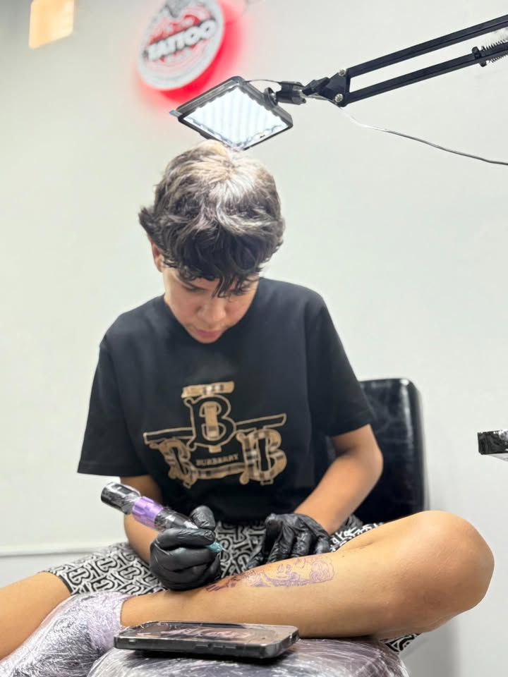 Auto-tatuaje · pierna