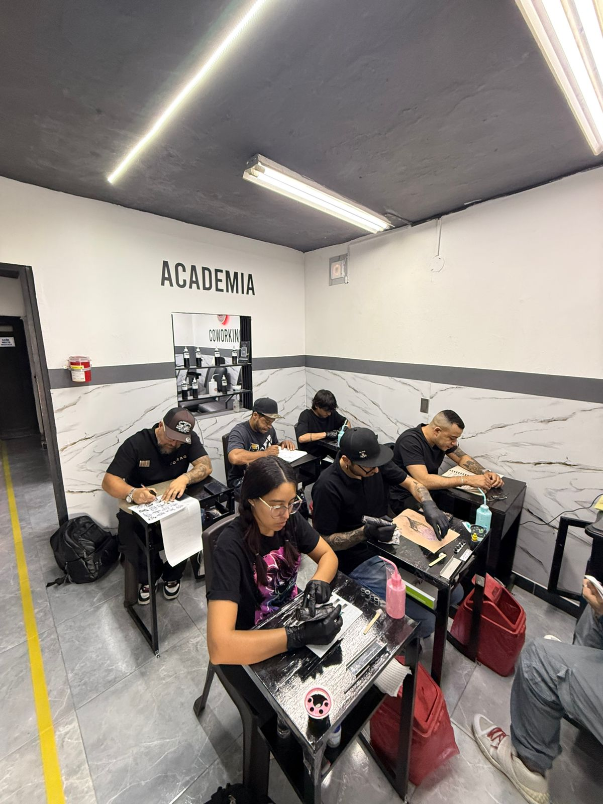 Estudiantes de YS Tattoo Academy practicando en clase