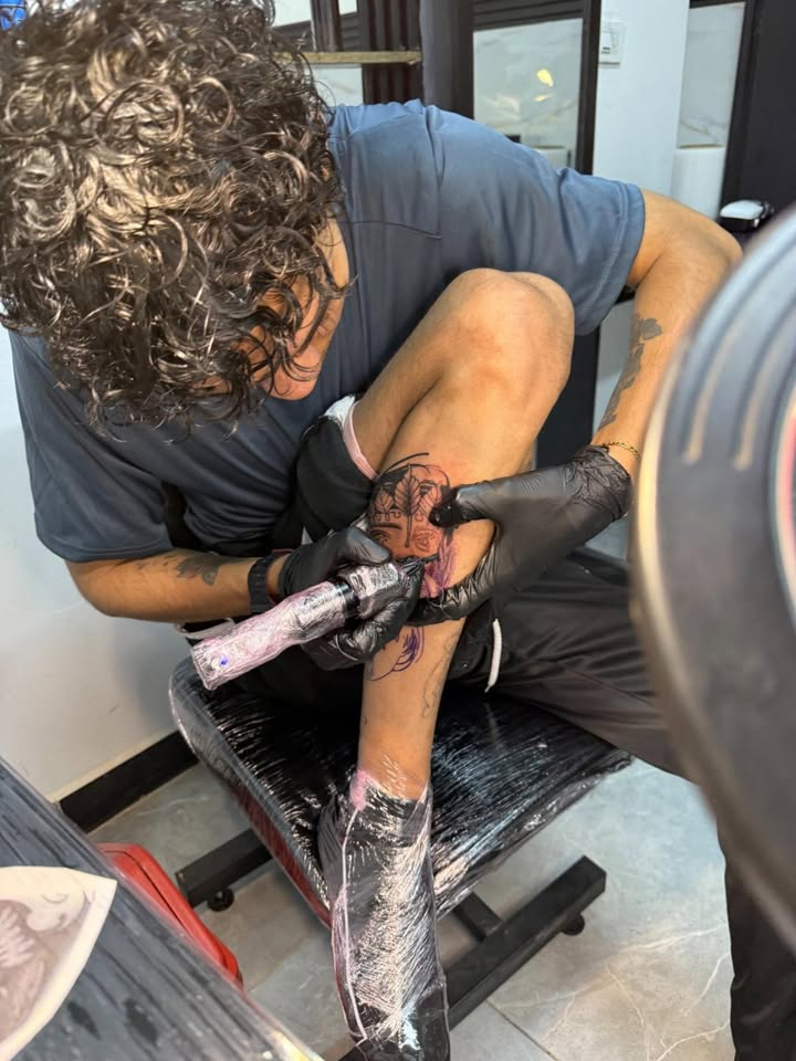 Auto-tatuaje · pantorrilla