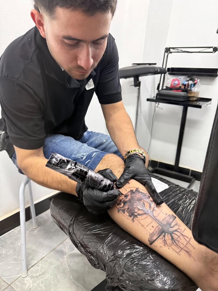 Auto-tatuaje · antebrazo